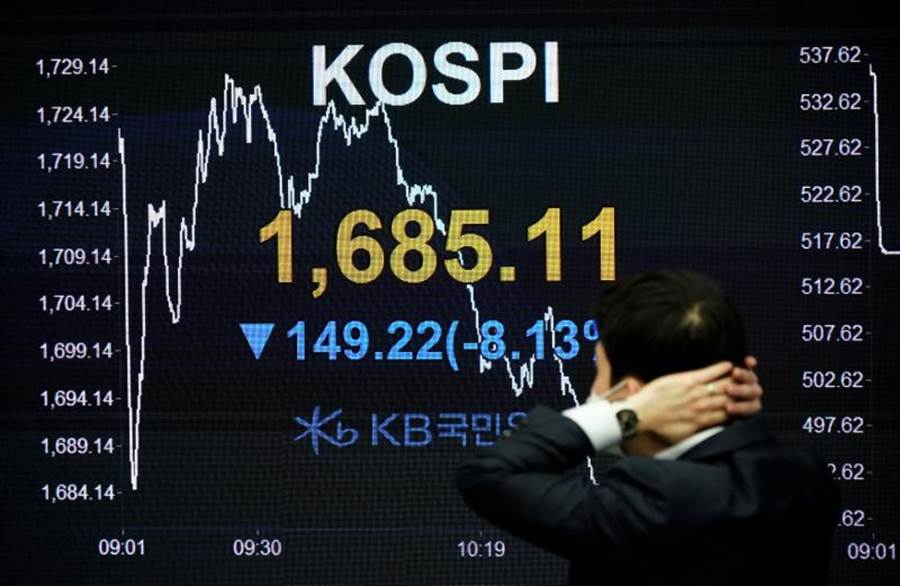 南韓股市今天暴跌觸發熔斷機制。南韓金融委員會下午宣布禁空令，以穩定股市。（路透）