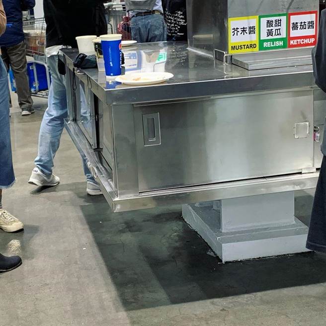 好市多内用餐民眾直接把将料区当作用餐区，将食物饮料放和酱料区旁的柜子上享用。这让许多网友做噁，直指「非常不卫生！」（摘自脸书：Costco好市多 商品经验老实说）