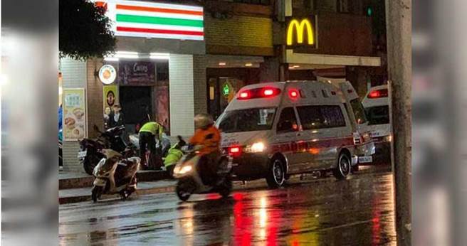 新店33岁林姓男子，13日晚间骑机车准备载胞姊返家，无故遭素昧平生的王姓男子从背部猛刺1刀，急救后宣告不治。（图／翻摄自我们是新店人!! 好山好水，就是爱新店社团）