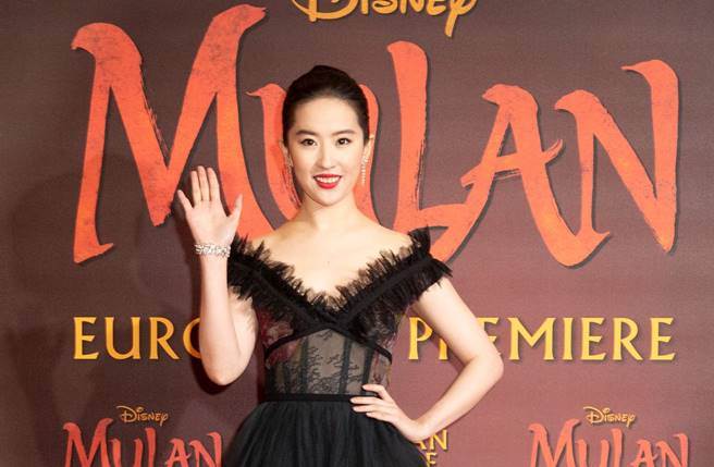 「神仙姐姐」刘亦菲以露齿笑照片，引发外界热议。（图／达志影像）