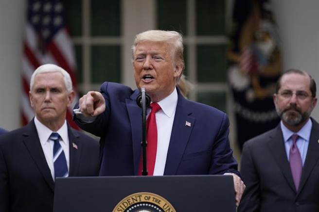 对于陆外交部发言人赵立坚称「美军带入疫情」，美国总统川普表示，「大陆知道病毒从哪来，我们也知道」。（美联社）