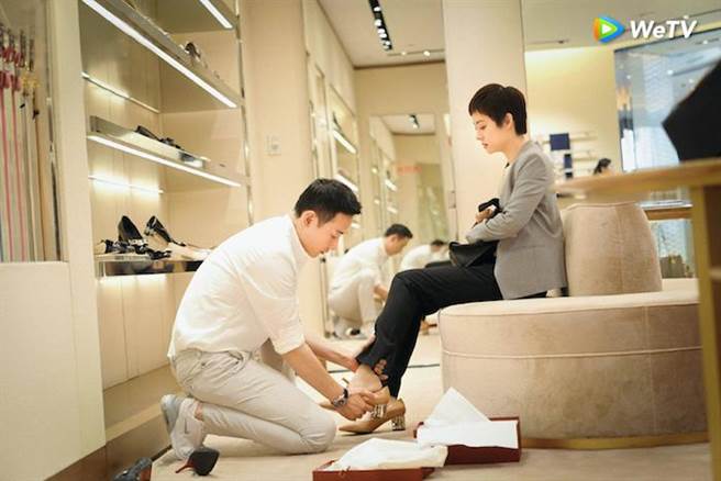 羅晉（左）在《安家》買名牌高跟鞋給孫儷。（WeTV提供）