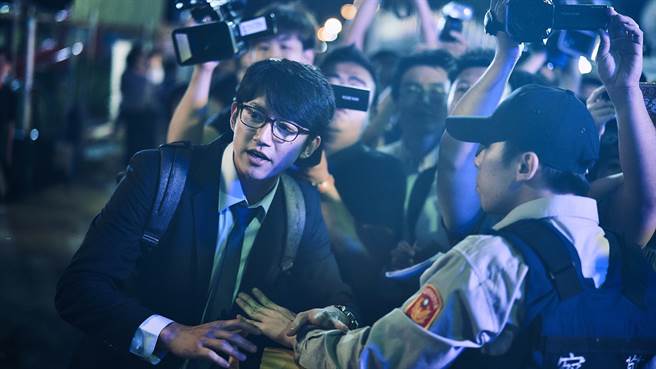 《我们与恶的距离》吴慷仁剧照。(本报系资料照)