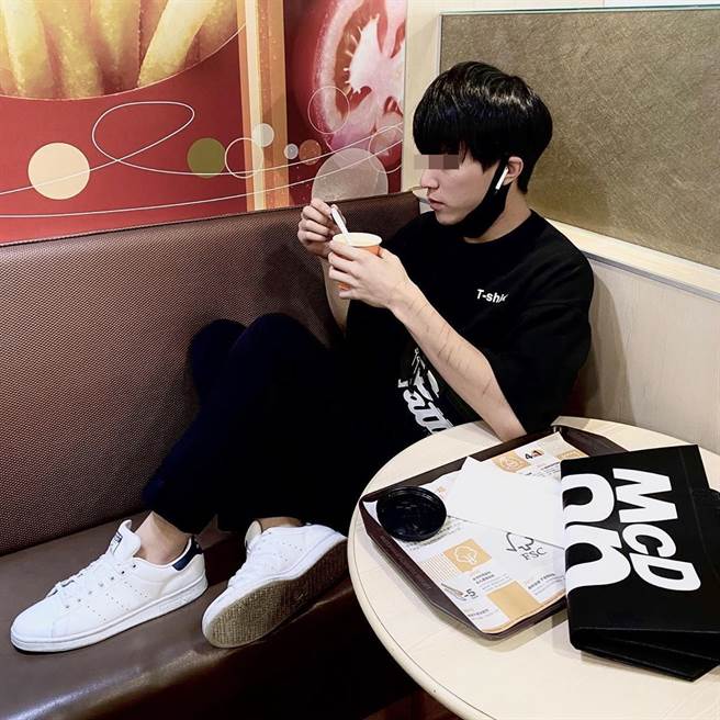 王姓直播主手臂上有许多伤疤。(取自IG)