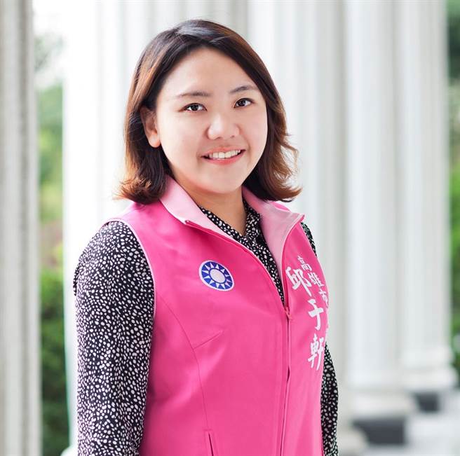 韩家军大将国民党高雄市议员邱于轩顾不得自己生病，忍不住跳出来说话，要求党中央该「微调」了 (图／翻摄自邱于轩脸书)