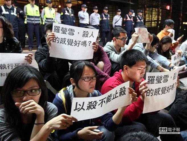 直播主王秉华在新店拿生鱼片刀狠捅杀害无辜路人，震惊全台，废死联盟也说话了。图为4月29日晚间枪决5位死刑犯，废死联盟晚间前往法务部门前抗议，严厉谴责死刑令。（资料照片／王锦河摄）