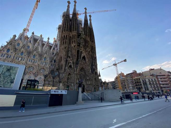 西班牙政府可能近日就会针对全国实施封城，成为继义大利与捷克后「全面锁国」的第3个欧洲国家。图为西国观光大城巴塞隆纳的知名景点「圣家堂」，原本挤满观光客的街道如今只剩寥寥数人。(路透)