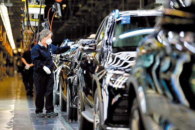 北京一宾士汽车组装厂内，员工在生产线上作业。（中新社资料照片）