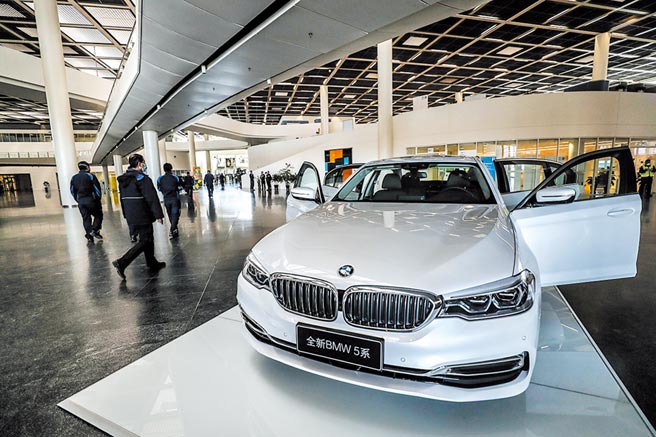 员工步入渖阳的华晨宝马汽车公司铁西工厂办公区。（新华社资料照片）