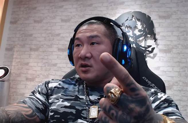 馆长健身事业有成，近年也积极发展副业，并推出了自有品牌的鸡胸肉 (图／截自馆长直播影片)