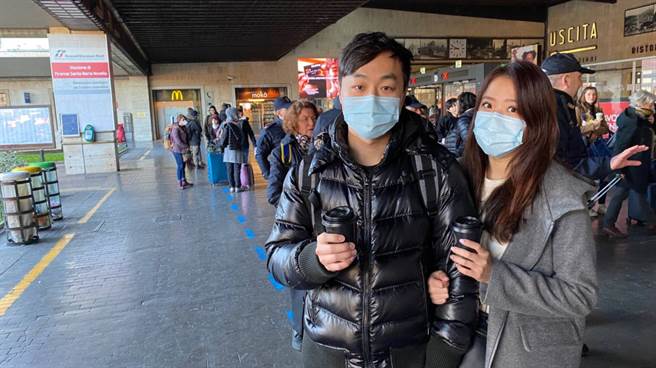 义大利疫情大爆发前，台湾旅行团一对度蜜月的夫妻在佛罗伦斯火车站戴口罩等车，严阵以待。当时他们后方有部分外国游客也戴起了口罩。(网友提供)