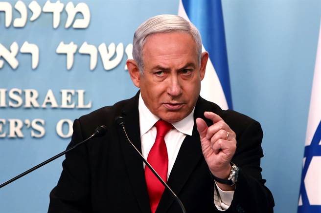 以色列总理尼坦雅胡14日宣布，将自15日起，关闭全国餐厅、咖啡店等公共场所，同时借镜台湾防疫经验，将使用反恐科技，追踪新冠患者动态。（图／美联社）