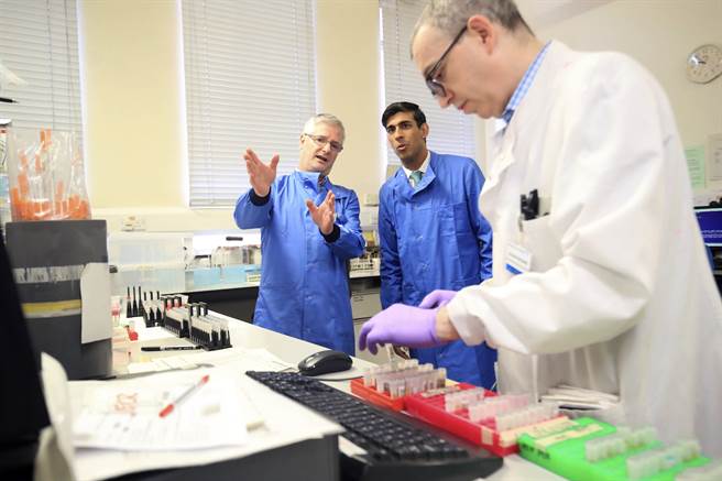 根據BBC快訊報導，英國將隔離70歲以上老人，以保護他們免受新冠病毒感染。圖為英國內閣成員參訪實驗室。 （美聯社資料照片）