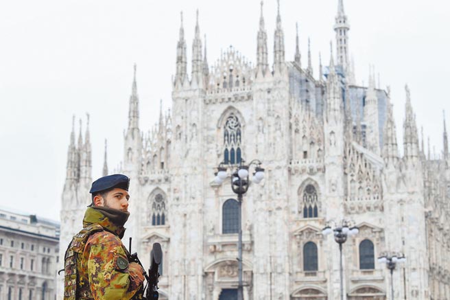 科学家发现，新冠肺炎的感染率不分性别，但女性因先天免疫系统较强，确诊死亡率较低。图为义大利宣布「锁国」后，1名士兵荷枪站在米兰大教堂前，严阵以待。（路透）