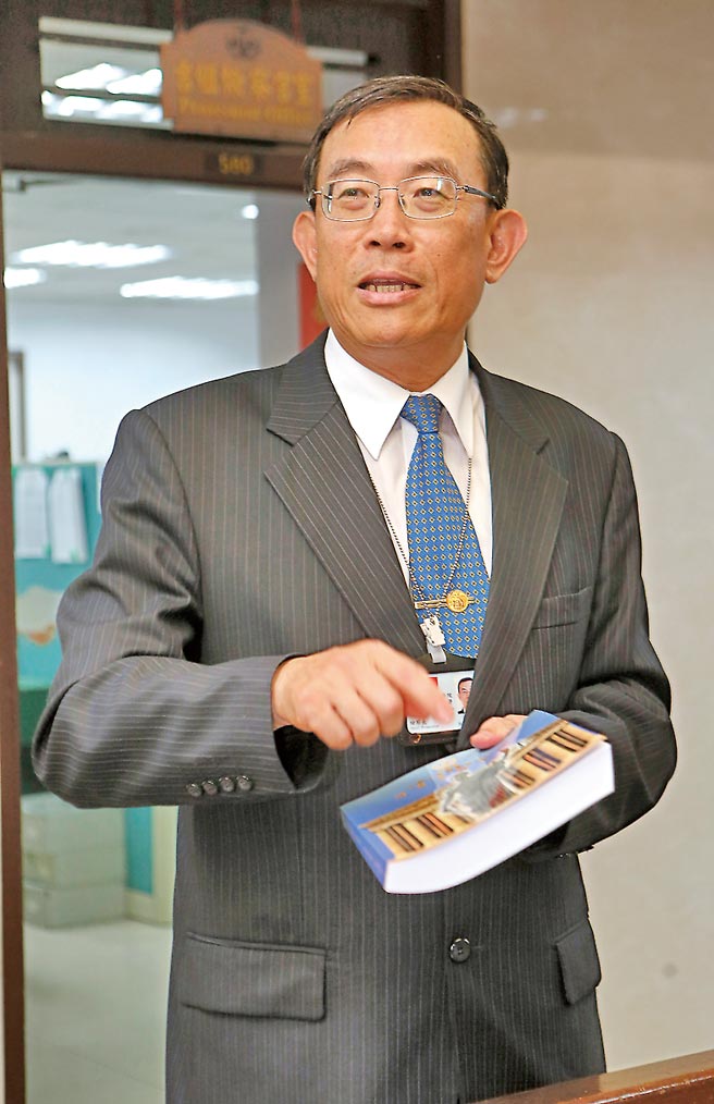 「編書」是新任台灣高檢署檢察長邢泰釗的興趣，不論是編署史、實錄或編法鑑，最主要的目的是「記得教訓，提出展望」。（張鎧乙攝）