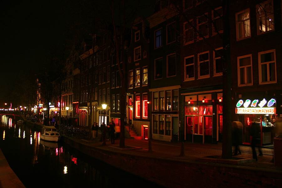 荷蘭阿姆斯特丹紅燈區。（維基百科圖片）