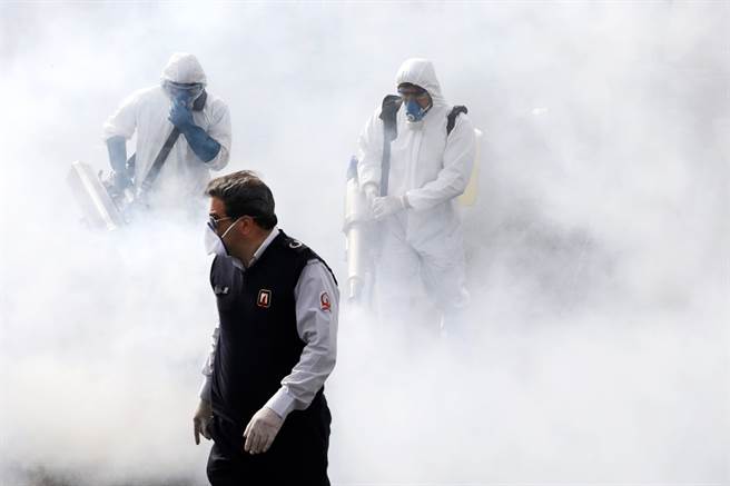 伊朗目前已完成1,000万人初步调查，当中竟有21万人出现新冠肺炎疑似症状。图为德黑兰街道进行消毒的画面。（图／美联社）