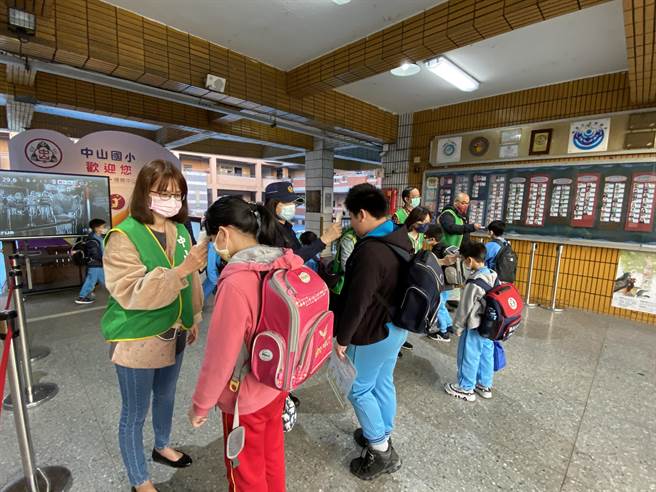 桃园师生8月底前禁出国，违者将以旷职旷课论处，图为入校都要量测体温。(蔡依珍摄)