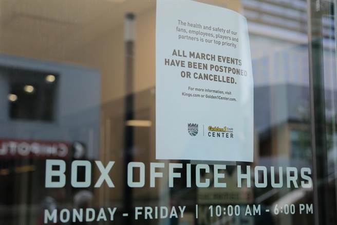 由于新冠肺炎疫情衝击，美国各地大型活动与聚会纷纷取消，图为加州沙加缅度一售票口张贴告示，宣布NBA布鲁克林篮网队（Brooklyn Nets）与沙加缅度国王队（Sacramento Kings）赛事取消的画面。（路透）
