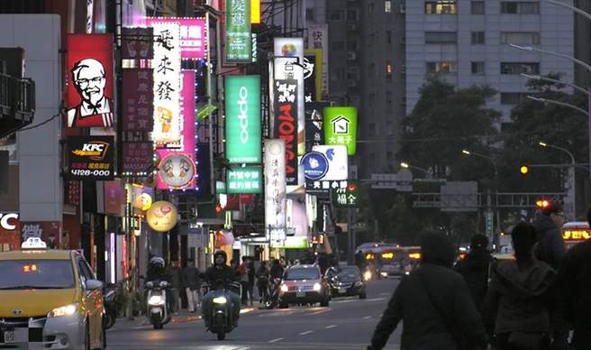 士林夜市受肺炎疫情影响，待租店面超过90间。(照片/游定刚 拍摄)