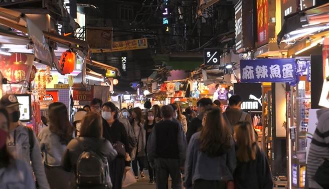 士林夜市逛街人潮明显少一半。(照片/游定刚 拍摄)