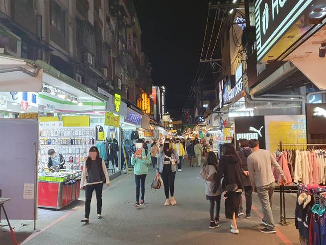 疫情爆发后，士林夜市假日逛街人潮稀稀落落。(照片/游定刚 拍摄)
