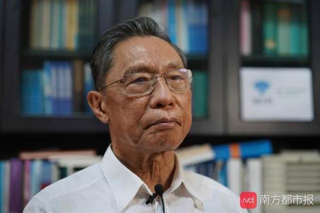 锺南山认为，封城措施如果提早5天，现在大陆感染新冠病毒人数应为2万；如果推迟5天，现在大陆应有17万人感染。（图／南方都市报）