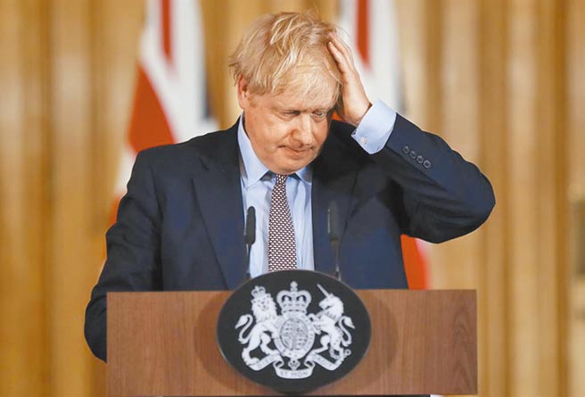 英相强森才刚向国人喊话「要有与所爱之人生离死别」的心理准备后，就传出政府准备放任让近六成民眾染病，使普遍民眾获得免疫力，引发争议。图为英相强森。（美联社）