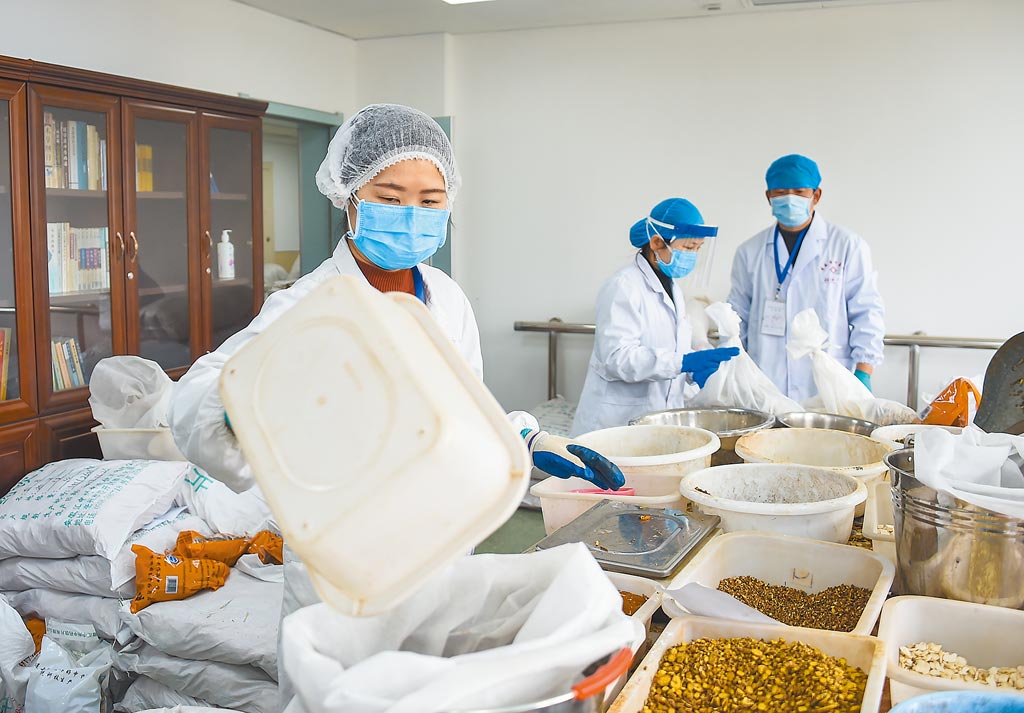 湖北孝感中醫醫院藥劑師在分揀用於製作湯劑的藥材。（新華社資料照片）