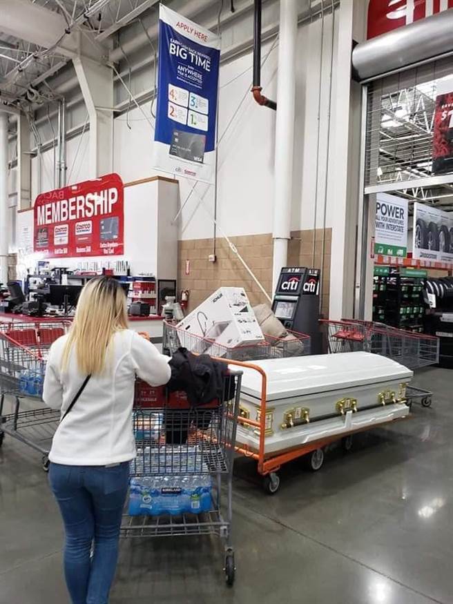 美好市多惊见棺材，网傻问，疫情恐慌，超前部属？（图／翻摄自脸书社团《好市多商品经验分享区》）