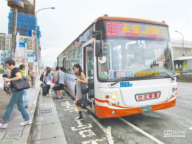 搭公车时感觉车体快体解，不少人有相同感觉(图/中时资料照/陈芃摄)