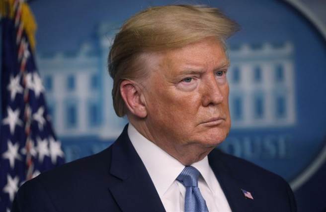 美国总统川普16日在白宫针对新冠肺炎疫情发表谈话的神情。（路透）