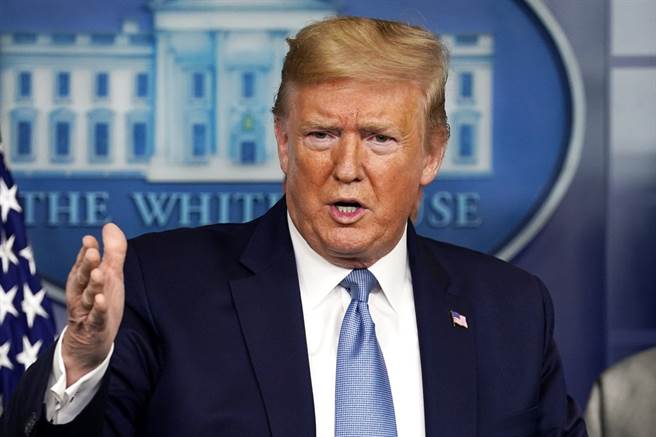 美国总统川普16日表示，美国新冠肺炎疫情恐怕要到8月才能受到控制。此外，他也松口，考虑封锁部分疫情「热区」。（图／美联社）