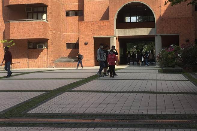 学生上课都戴口罩。（曹婷婷摄）