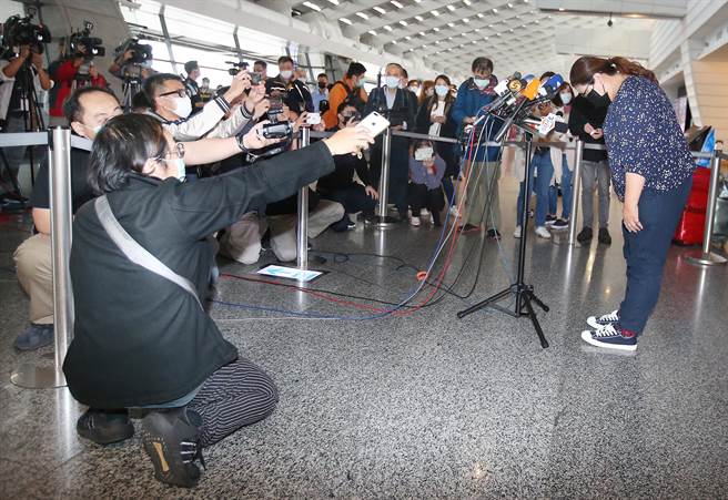 带队出团赴欧旅游，引发各界争议的新北市中和区里长林绮芳（右）17日返台，面对媒体她向社会鞠躬致歉。（范扬光摄）