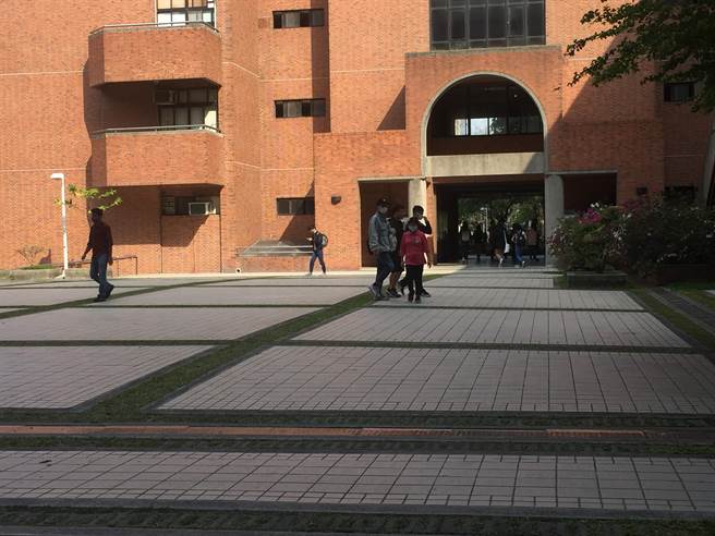 大学校园传出首例新冠肺炎确诊病例，学生关注会不会全面停课，校方说明绝对不会。（曹婷婷摄）