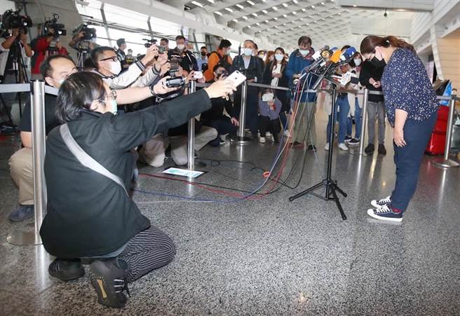 带队出团赴欧旅游，引发各界争议的新北市中和区里长林绮芳（右）17日返台，面对媒体她向社会鞠躬致歉。（范扬光摄）