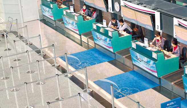 陳時中宣布，行政院採納流行疫情指揮中心建議，決定高中以下師生在本學期上課日結束為止，禁止出國。圖為桃園機場內報到櫃台冷清清。（本報資料照片）