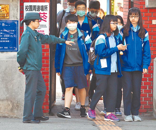 陳時中宣布，行政院採納流行疫情指揮中心建議，決定高中以下師生在本學期上課日結束為止，禁止出國。圖為放學時刻，高中學生步出校門。（陳怡誠攝）