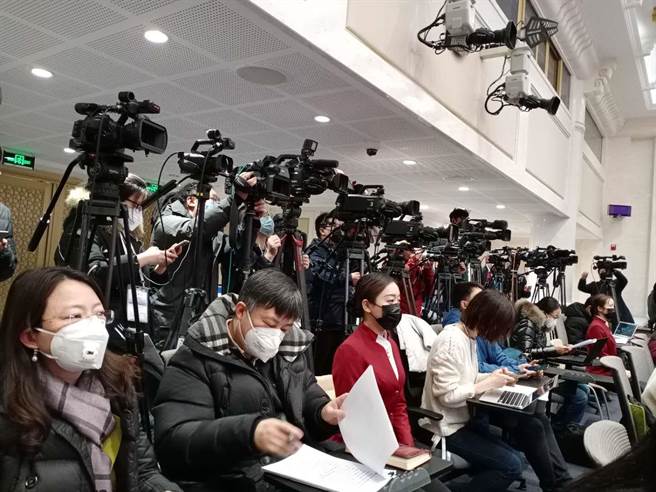 大陸對駐華美媒採取報復性限制措施。圖為大陸國新辦記者會，吸引眾多中外媒體採訪。(資料照，陳君碩攝)