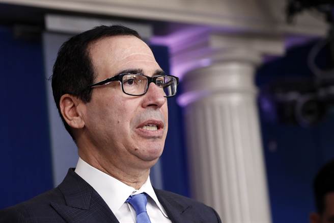 美国财长梅努钦（Steven Mnuchin）14日在白宫针对新冠肺炎疫情发表谈话的神情。（美联社）