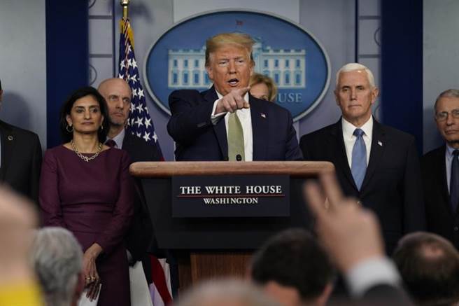 为了反驳陆外交部称「美军可能带疫情进武汉」，川普对于病毒名称一改先前模糊立场，直称病毒确实来自大陆，这是非常准确的用词。（美联社）