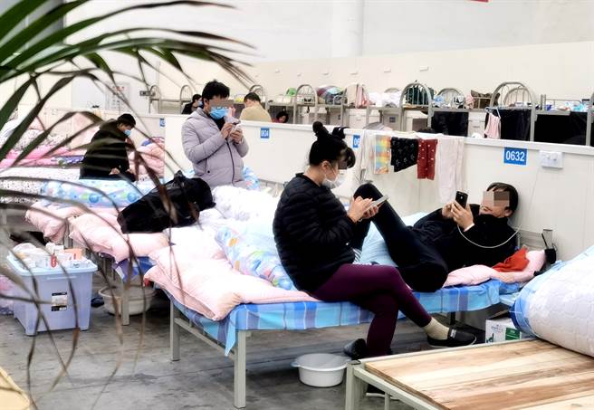 汉阳方舱医院设在武汉国际博览中心，专门收治新冠肺炎轻症患者。（中新社）