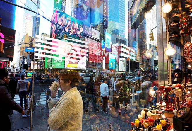 紐約市新冠肺炎確診病例逼近千人，市長白思豪（Bill de Blasio）17日預告，48小時內可能祭出「就地避難」（shelter in place）命令，形同全面禁足紐約客。圖為紐約時代廣場資料照。（資料照／路透社）
