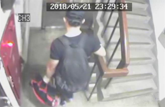 监视器画面中朱男身影。（翻摄照片／吴岳修新北传真）