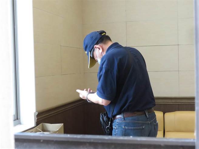 朱男遗体解剖，朱父戴帽子、口罩进入解剖室。（中时资料照 叶书宏摄）