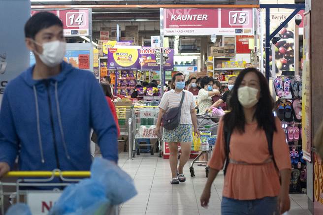為防堵疫情擴散，馬來西亞今天起鎖國2週，禁止所有民眾出國及外國人入境；部分民眾急於採買生活用品。(新華社照片)