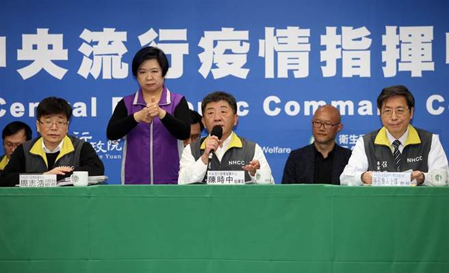 中央流行疫情指挥中心指挥官陈时中（中）在18日记者会中宣布新增23例新冠肺炎案例，全台累计病例数也达100例。（姚志平摄）