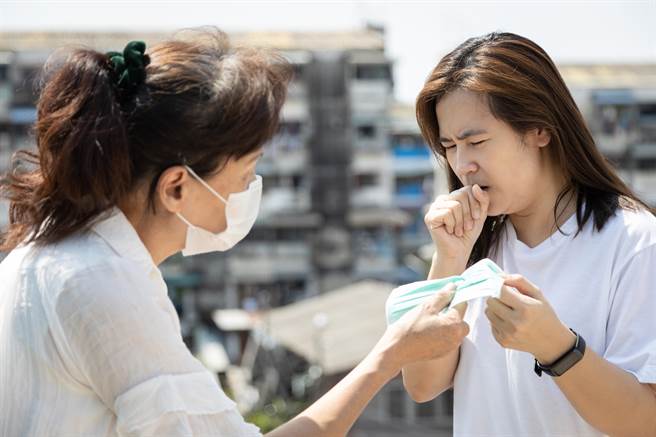 近日台湾新冠肺炎许多确诊案例都为轻症，并呈年轻化趋势，令外界担忧，社区感染恐伴此而来。（示意图／SHutterstock）
