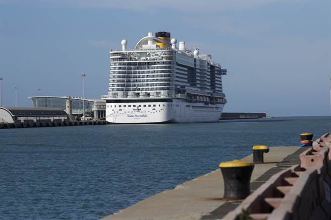 图为义大利歌诗达邮轮翡翠海岸号停泊在热那亚港口内，它在1月底由澳门返义大利时发现船上有乘客感染新冠病毒，因此停船受检。目前受疫情衝击，全球多数邮轮几乎都已停驶，义大利政府打算徵用閒置邮轮改为防疫漂浮医院。（图／美联社）